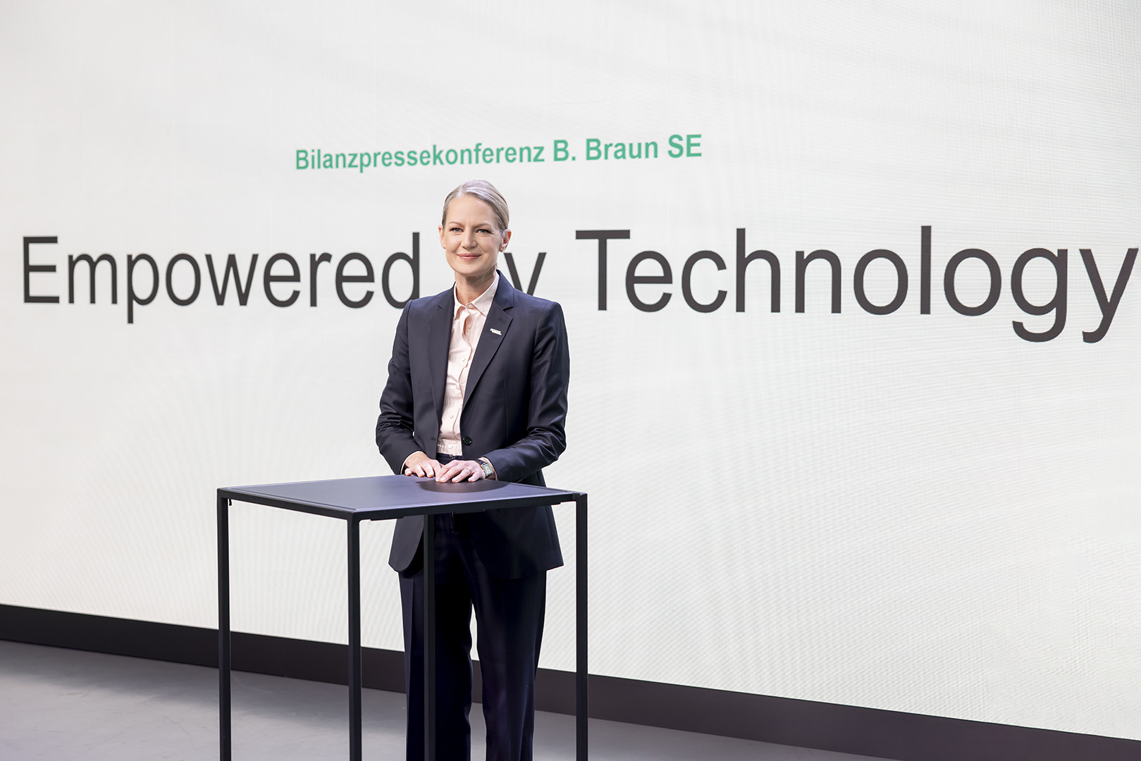 Anna Maria Braun präsentiert bei den Geschäftsbericht unter dem Motto Empowered by Technology